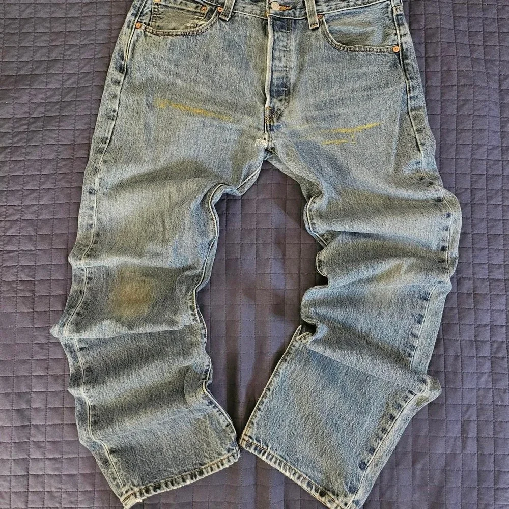 Distressed y2k 2009 levi 501 button fly jeans 33x34